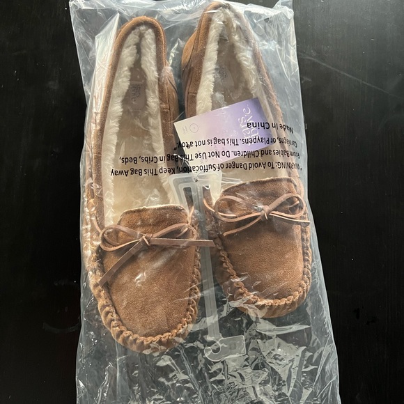 Star above moccasin slippers - Picture 4 of 4